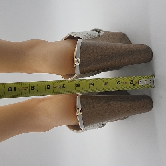 230- Guess Teishe Women's Wedges Size 9.5 NWT - Picture 5 of 8